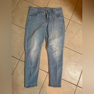 Old Navy size 4 short copped jeans. hits right above ankle. nice wash, stretch.